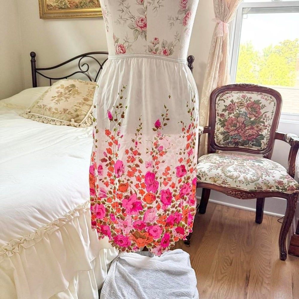 60s floral slip skirt  60s white floral slip skirt‎ size medium